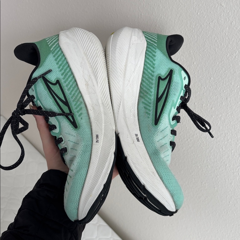 Altra Women's Experience Flow road-running shoes in a mint green color size 7.5 - Picture 7 of 11